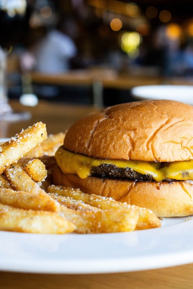 Kids Cheeseburger (D).